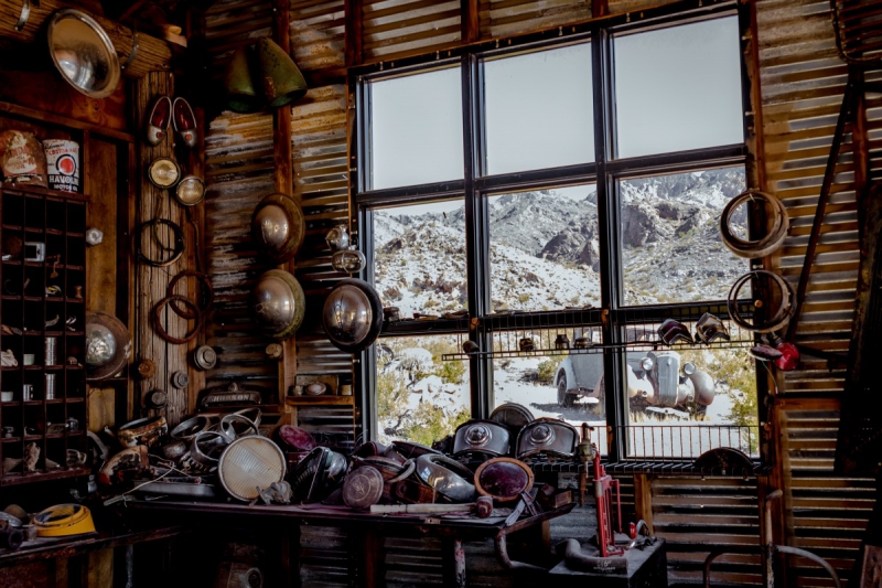 ecommerce-LES FERRES-min_shop_window_part_junk_abandoned-138873